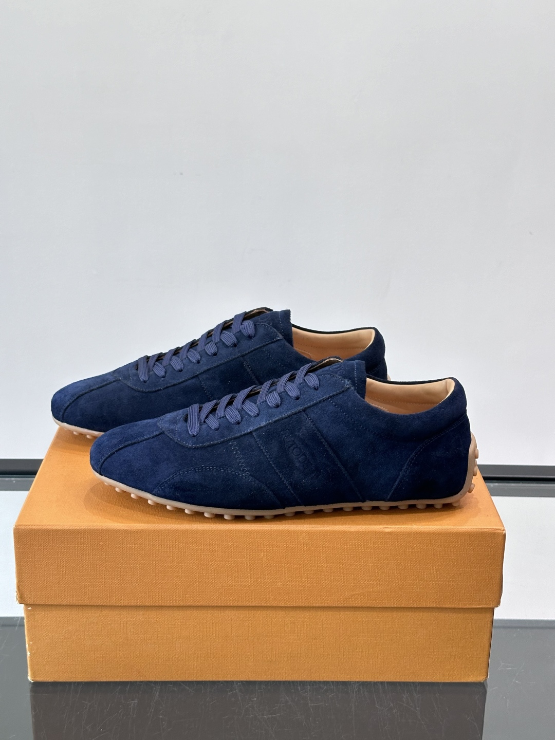 Tod's T-Marathon系列运动休闲鞋从室内足球运动汲取灵感,复古风鞋面以柔软皮革制成,触感如同丝缎般柔软丝滑, Tod's T-Marathon系列运动休闲鞋从室内足球运动汲取灵感,复古风鞋面以柔软皮革制成,触感如同丝缎般柔软丝滑,