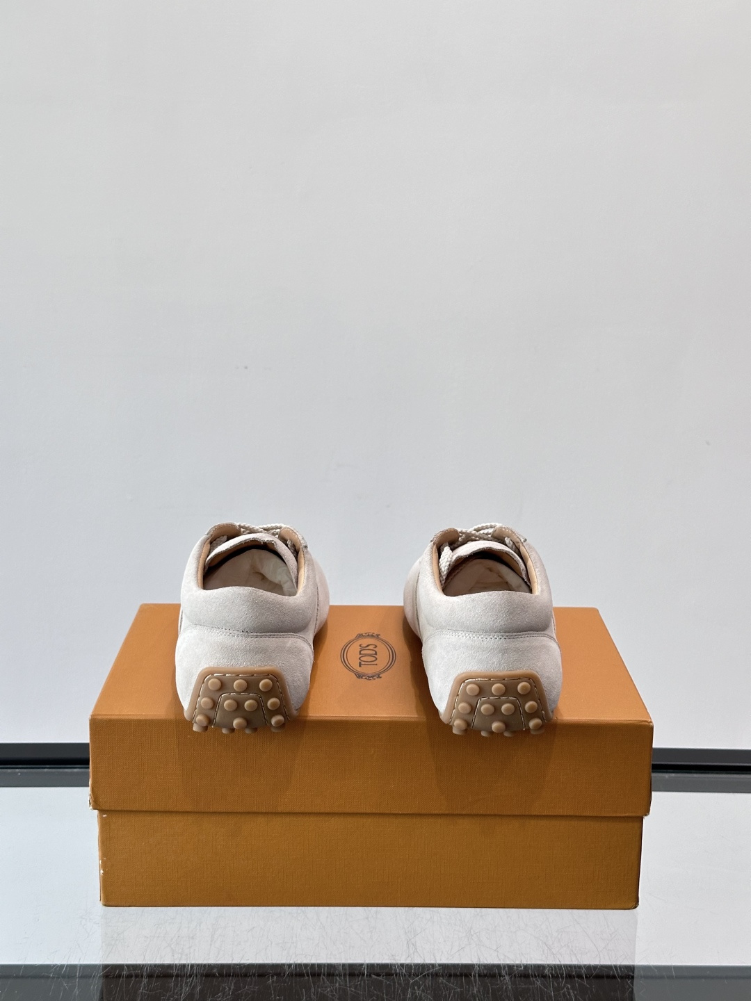 Tod's T-Marathon系列运动休闲鞋从室内足球运动汲取灵感，复古风鞋面以柔软皮革制成，触感如同丝缎般柔软丝滑，