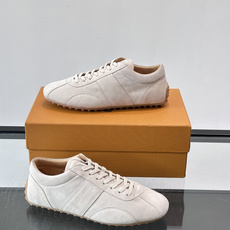 Tod's T-Marathon系列运动休闲鞋从室内足球运动汲取灵感,复古风鞋面以柔软皮革制成,触感如同丝缎般柔软丝滑, Tod's T-Marathon系列运动休闲鞋从室内足球运动汲取灵感,复古风鞋面以柔软皮革制成,触感如同丝缎般柔软丝滑,