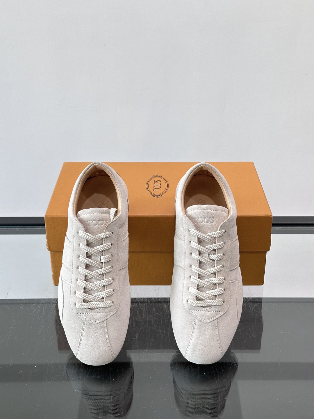 Tod's T-Marathon系列运动休闲鞋从室内足球运动汲取灵感，复古风鞋面以柔软皮革制成，触感如同丝缎般柔软丝滑，