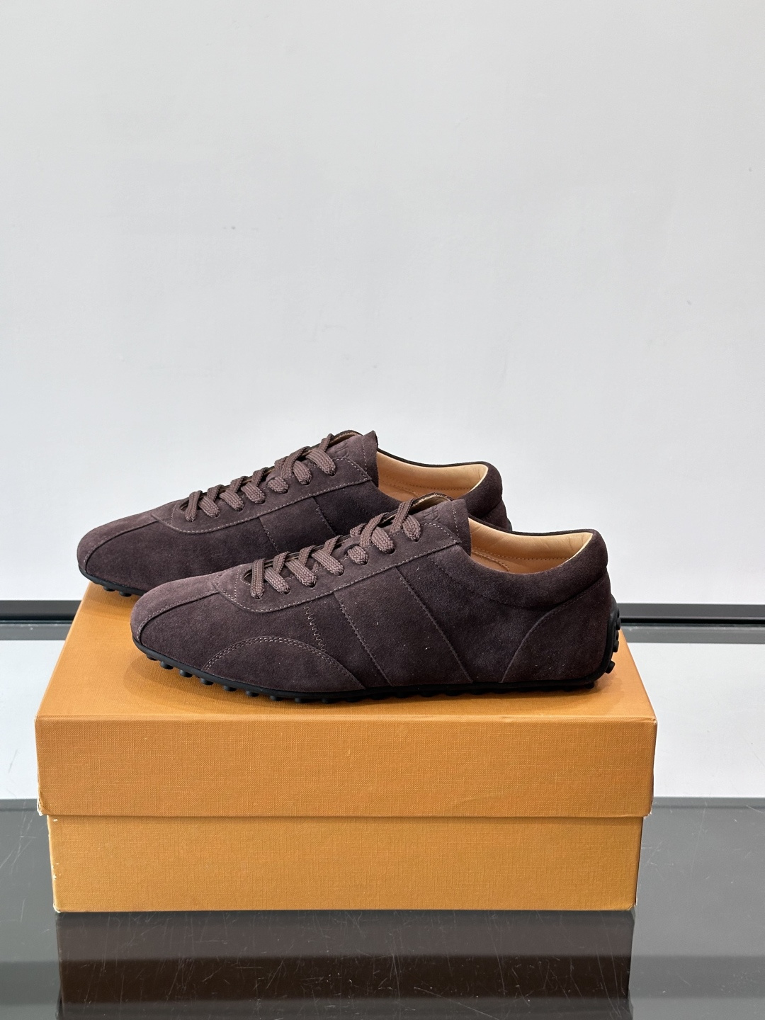 Tod's T-Marathon系列运动休闲鞋从室内足球运动汲取灵感,复古风鞋面以柔软皮革制成,触感如同丝缎般柔软丝滑, Tod's T-Marathon系列运动休闲鞋从室内足球运动汲取灵感,复古风鞋面以柔软皮革制成,触感如同丝缎般柔软丝滑,