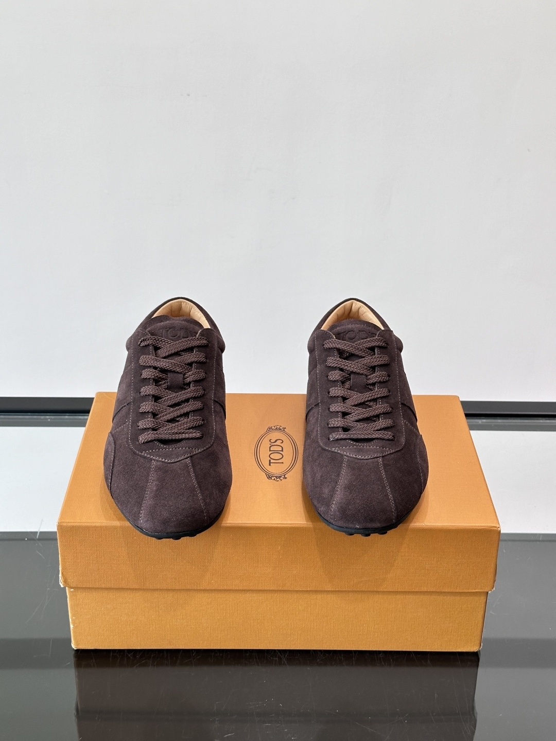 Tod's T-Marathon系列运动休闲鞋从室内足球运动汲取灵感,复古风鞋面以柔软皮革制成,触感如同丝缎般柔软丝滑, Tod's T-Marathon系列运动休闲鞋从室内足球运动汲取灵感,复古风鞋面以柔软皮革制成,触感如同丝缎般柔软丝滑,