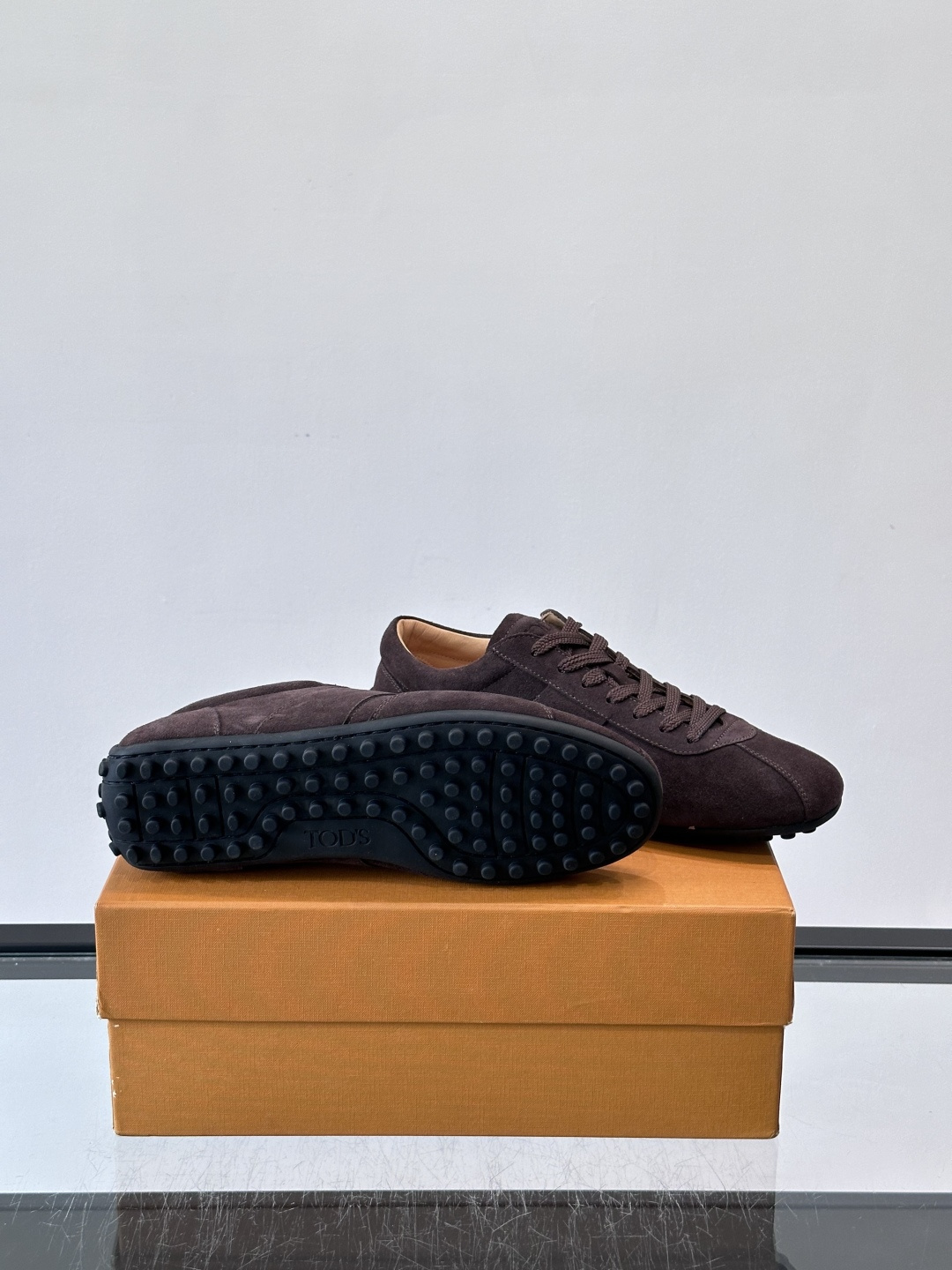 Tod's T-Marathon系列运动休闲鞋从室内足球运动汲取灵感,复古风鞋面以柔软皮革制成,触感如同丝缎般柔软丝滑, Tod's T-Marathon系列运动休闲鞋从室内足球运动汲取灵感,复古风鞋面以柔软皮革制成,触感如同丝缎般柔软丝滑,