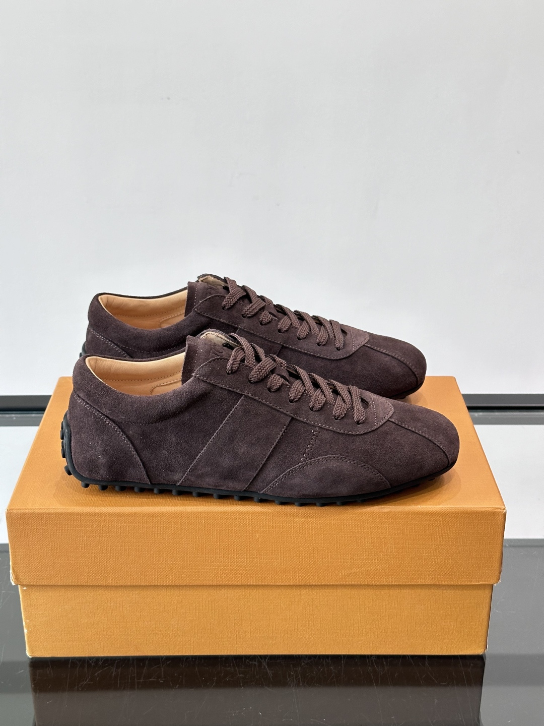 Tod's T-Marathon系列运动休闲鞋从室内足球运动汲取灵感,复古风鞋面以柔软皮革制成,触感如同丝缎般柔软丝滑, Tod's T-Marathon系列运动休闲鞋从室内足球运动汲取灵感,复古风鞋面以柔软皮革制成,触感如同丝缎般柔软丝滑,