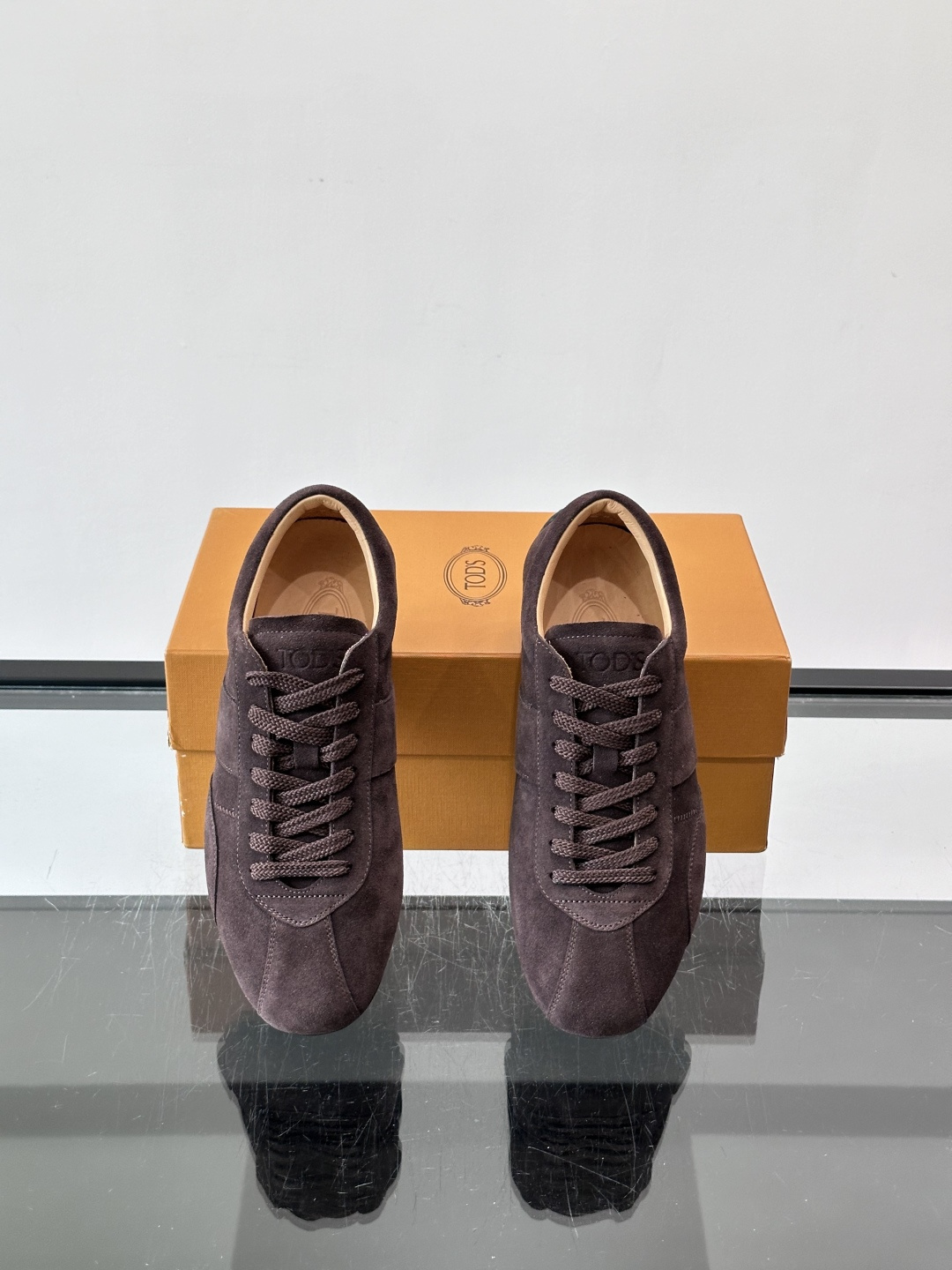 Tod's T-Marathon系列运动休闲鞋从室内足球运动汲取灵感,复古风鞋面以柔软皮革制成,触感如同丝缎般柔软丝滑, Tod's T-Marathon系列运动休闲鞋从室内足球运动汲取灵感,复古风鞋面以柔软皮革制成,触感如同丝缎般柔软丝滑,