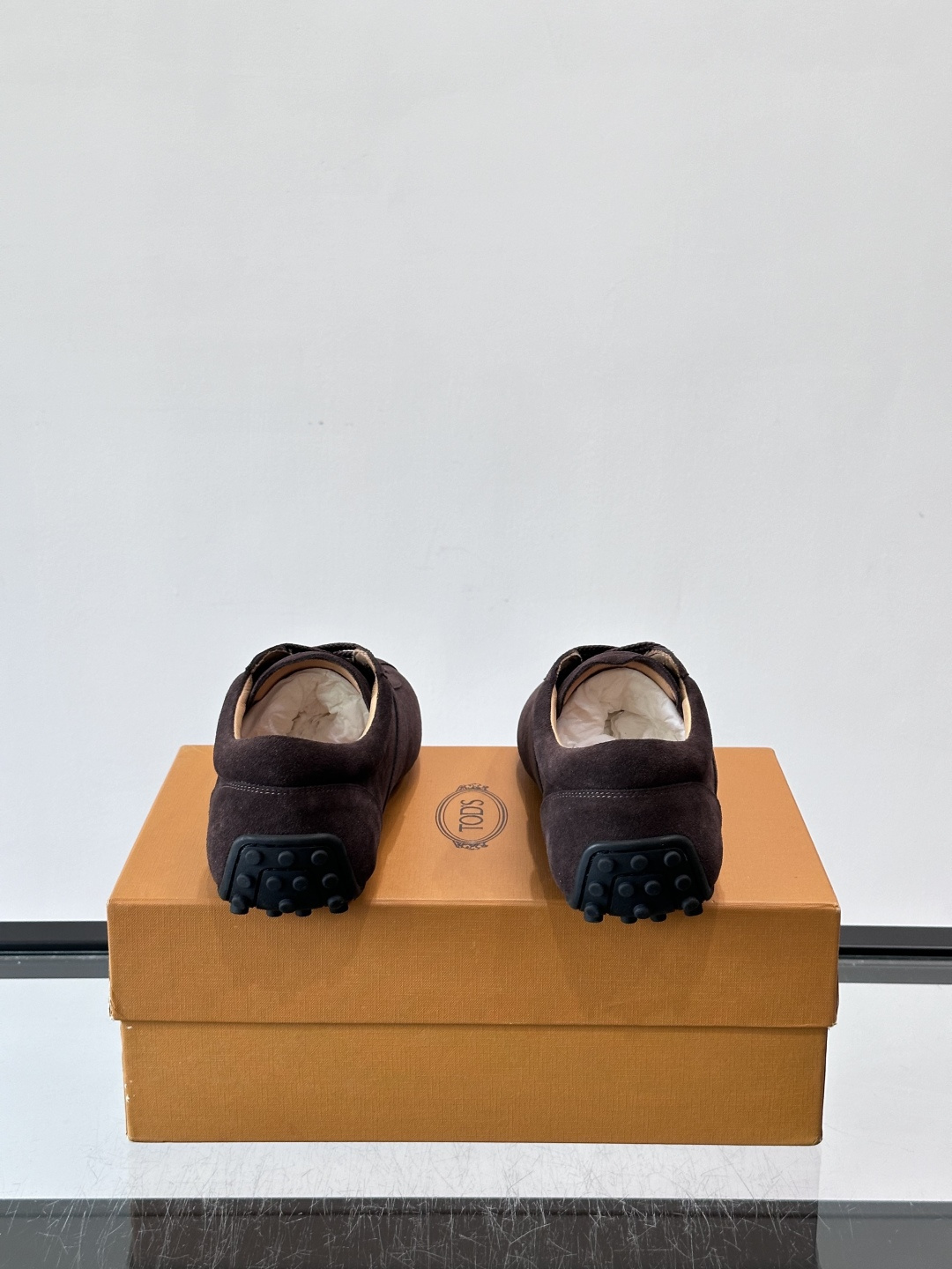 Tod's T-Marathon系列运动休闲鞋从室内足球运动汲取灵感,复古风鞋面以柔软皮革制成,触感如同丝缎般柔软丝滑, Tod's T-Marathon系列运动休闲鞋从室内足球运动汲取灵感,复古风鞋面以柔软皮革制成,触感如同丝缎般柔软丝滑,