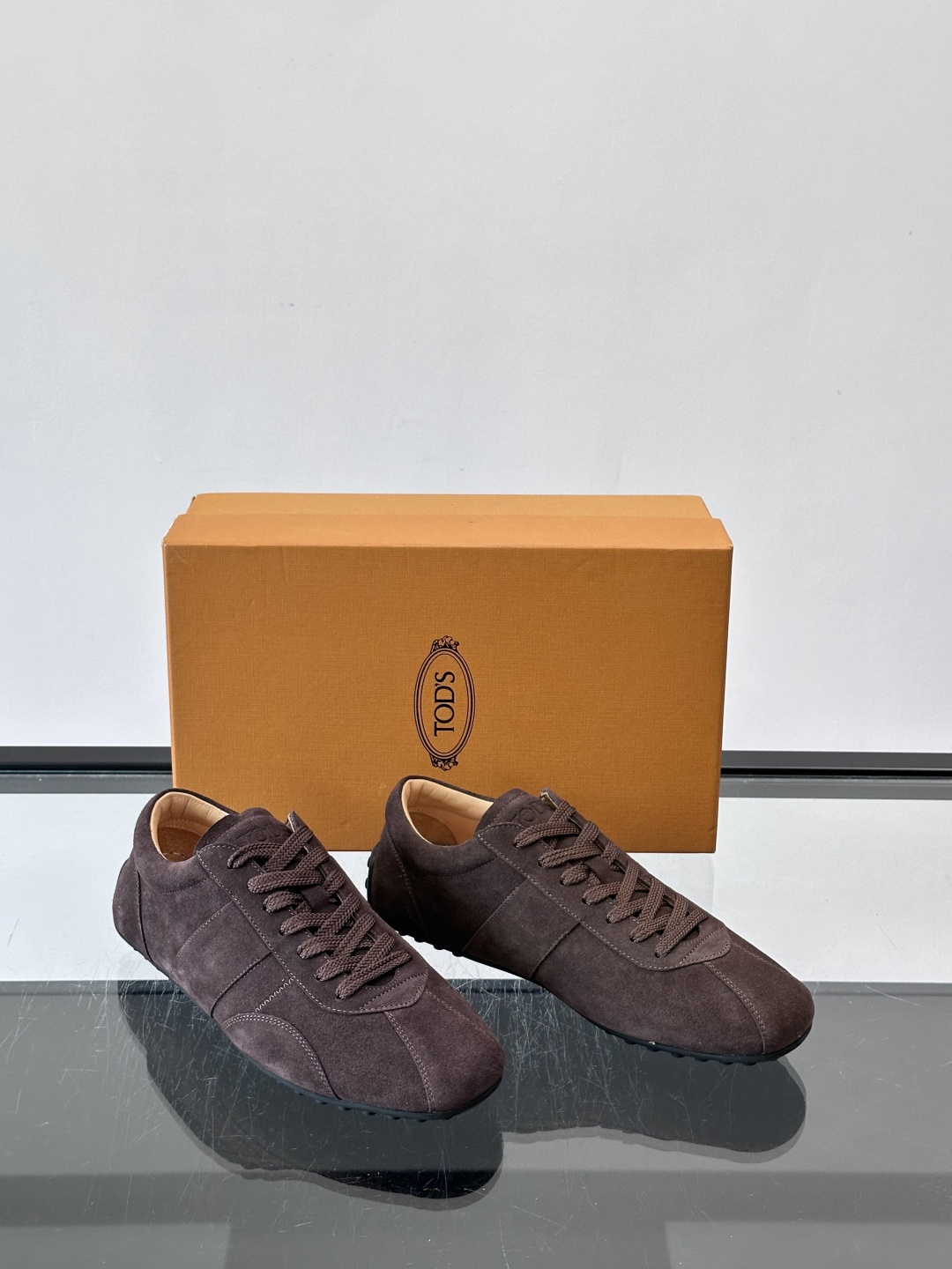 Tod's T-Marathon系列运动休闲鞋从室内足球运动汲取灵感,复古风鞋面以柔软皮革制成,触感如同丝缎般柔软丝滑, Tod's T-Marathon系列运动休闲鞋从室内足球运动汲取灵感,复古风鞋面以柔软皮革制成,触感如同丝缎般柔软丝滑,
