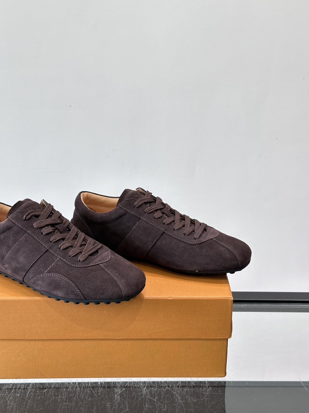 Tod's T-Marathon系列运动休闲鞋从室内足球运动汲取灵感,复古风鞋面以柔软皮革制成,触感如同丝缎般柔软丝滑, Tod's T-Marathon系列运动休闲鞋从室内足球运动汲取灵感,复古风鞋面以柔软皮革制成,触感如同丝缎般柔软丝滑,