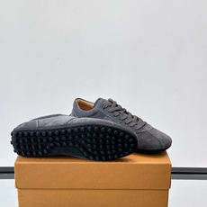 Tod's T-Marathon系列运动休闲鞋从室内足球运动汲取灵感,复古风鞋面以柔软皮革制成,触感如同丝缎般柔软丝滑, Tod's T-Marathon系列运动休闲鞋从室内足球运动汲取灵感,复古风鞋面以柔软皮革制成,触感如同丝缎般柔软丝滑,