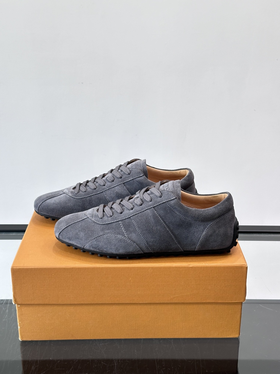 Tod's T-Marathon系列运动休闲鞋从室内足球运动汲取灵感,复古风鞋面以柔软皮革制成,触感如同丝缎般柔软丝滑, Tod's T-Marathon系列运动休闲鞋从室内足球运动汲取灵感,复古风鞋面以柔软皮革制成,触感如同丝缎般柔软丝滑,