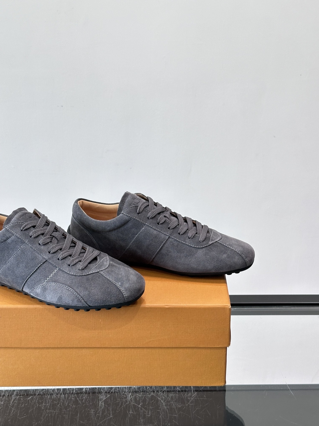 Tod's T-Marathon系列运动休闲鞋从室内足球运动汲取灵感,复古风鞋面以柔软皮革制成,触感如同丝缎般柔软丝滑, Tod's T-Marathon系列运动休闲鞋从室内足球运动汲取灵感,复古风鞋面以柔软皮革制成,触感如同丝缎般柔软丝滑,