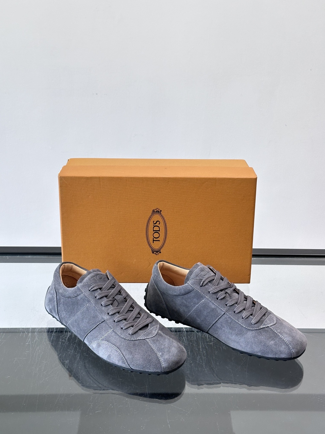 Tod's T-Marathon系列运动休闲鞋从室内足球运动汲取灵感,复古风鞋面以柔软皮革制成,触感如同丝缎般柔软丝滑, Tod's T-Marathon系列运动休闲鞋从室内足球运动汲取灵感,复古风鞋面以柔软皮革制成,触感如同丝缎般柔软丝滑,