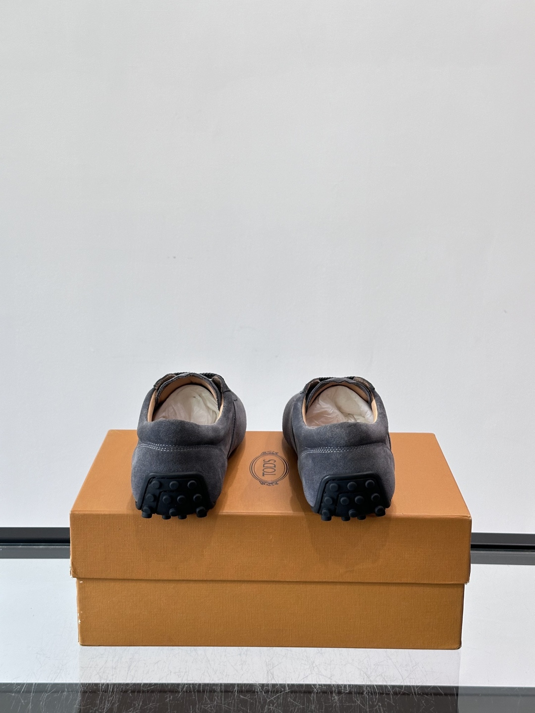 Tod's T-Marathon系列运动休闲鞋从室内足球运动汲取灵感,复古风鞋面以柔软皮革制成,触感如同丝缎般柔软丝滑, Tod's T-Marathon系列运动休闲鞋从室内足球运动汲取灵感,复古风鞋面以柔软皮革制成,触感如同丝缎般柔软丝滑,