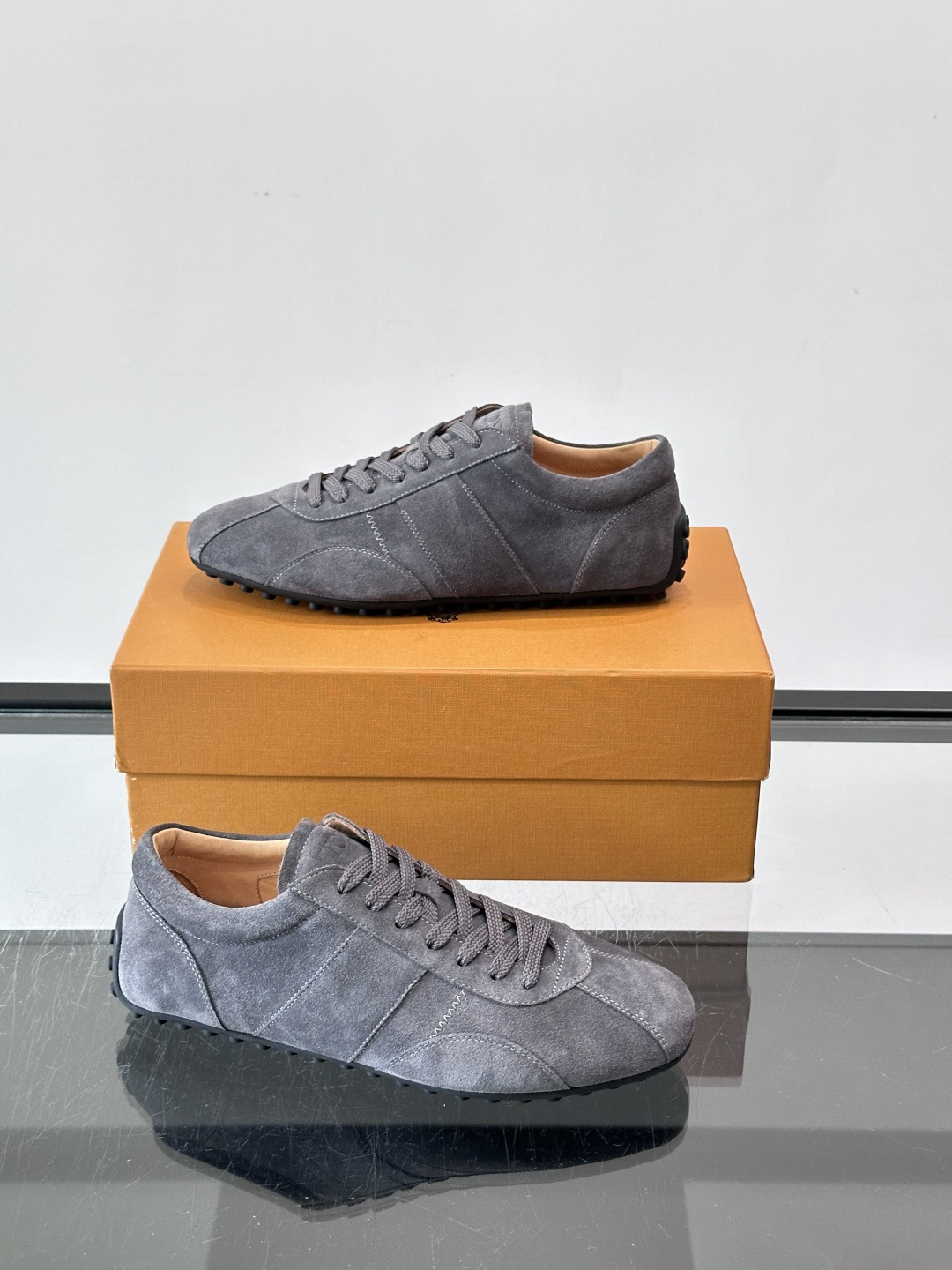 Tod's T-Marathon系列运动休闲鞋从室内足球运动汲取灵感,复古风鞋面以柔软皮革制成,触感如同丝缎般柔软丝滑, Tod's T-Marathon系列运动休闲鞋从室内足球运动汲取灵感,复古风鞋面以柔软皮革制成,触感如同丝缎般柔软丝滑,