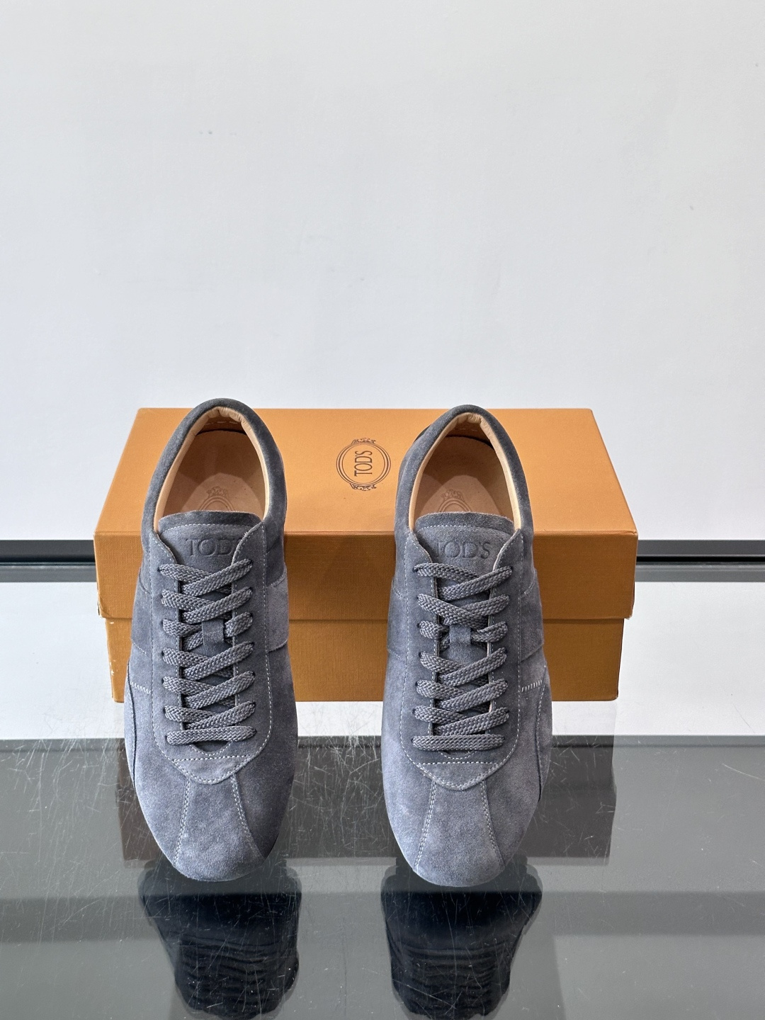 Tod's T-Marathon系列运动休闲鞋从室内足球运动汲取灵感,复古风鞋面以柔软皮革制成,触感如同丝缎般柔软丝滑, Tod's T-Marathon系列运动休闲鞋从室内足球运动汲取灵感,复古风鞋面以柔软皮革制成,触感如同丝缎般柔软丝滑,