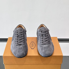 Tod's T-Marathon系列运动休闲鞋从室内足球运动汲取灵感,复古风鞋面以柔软皮革制成,触感如同丝缎般柔软丝滑, Tod's T-Marathon系列运动休闲鞋从室内足球运动汲取灵感,复古风鞋面以柔软皮革制成,触感如同丝缎般柔软丝滑,
