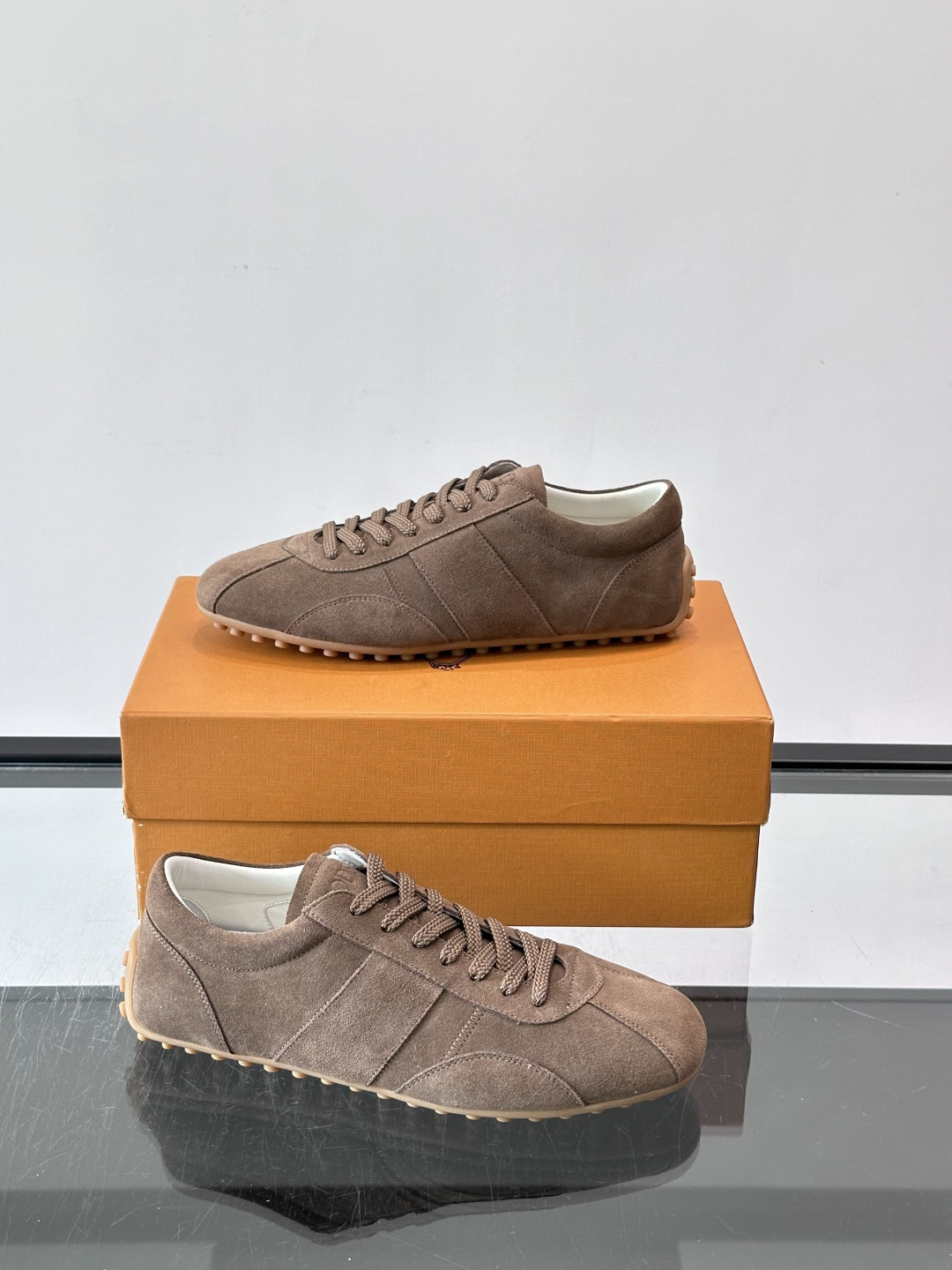 Tod's T-Marathon系列运动休闲鞋从室内足球运动汲取灵感,复古风鞋面以柔软皮革制成,触感如同丝缎般柔软丝滑, Tod's T-Marathon系列运动休闲鞋从室内足球运动汲取灵感,复古风鞋面以柔软皮革制成,触感如同丝缎般柔软丝滑,