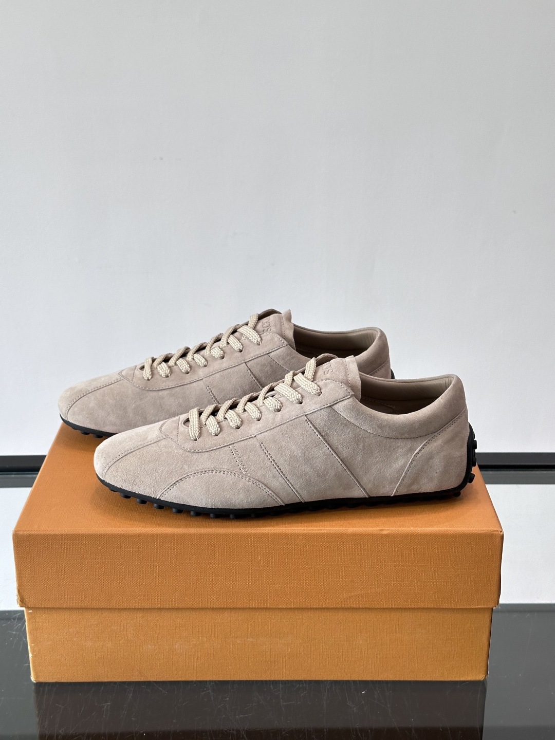 Tod's T-Marathon系列运动休闲鞋从室内足球运动汲取灵感,复古风鞋面以柔软皮革制成,触感如同丝缎般柔软丝滑, Tod's T-Marathon系列运动休闲鞋从室内足球运动汲取灵感,复古风鞋面以柔软皮革制成,触感如同丝缎般柔软丝滑,