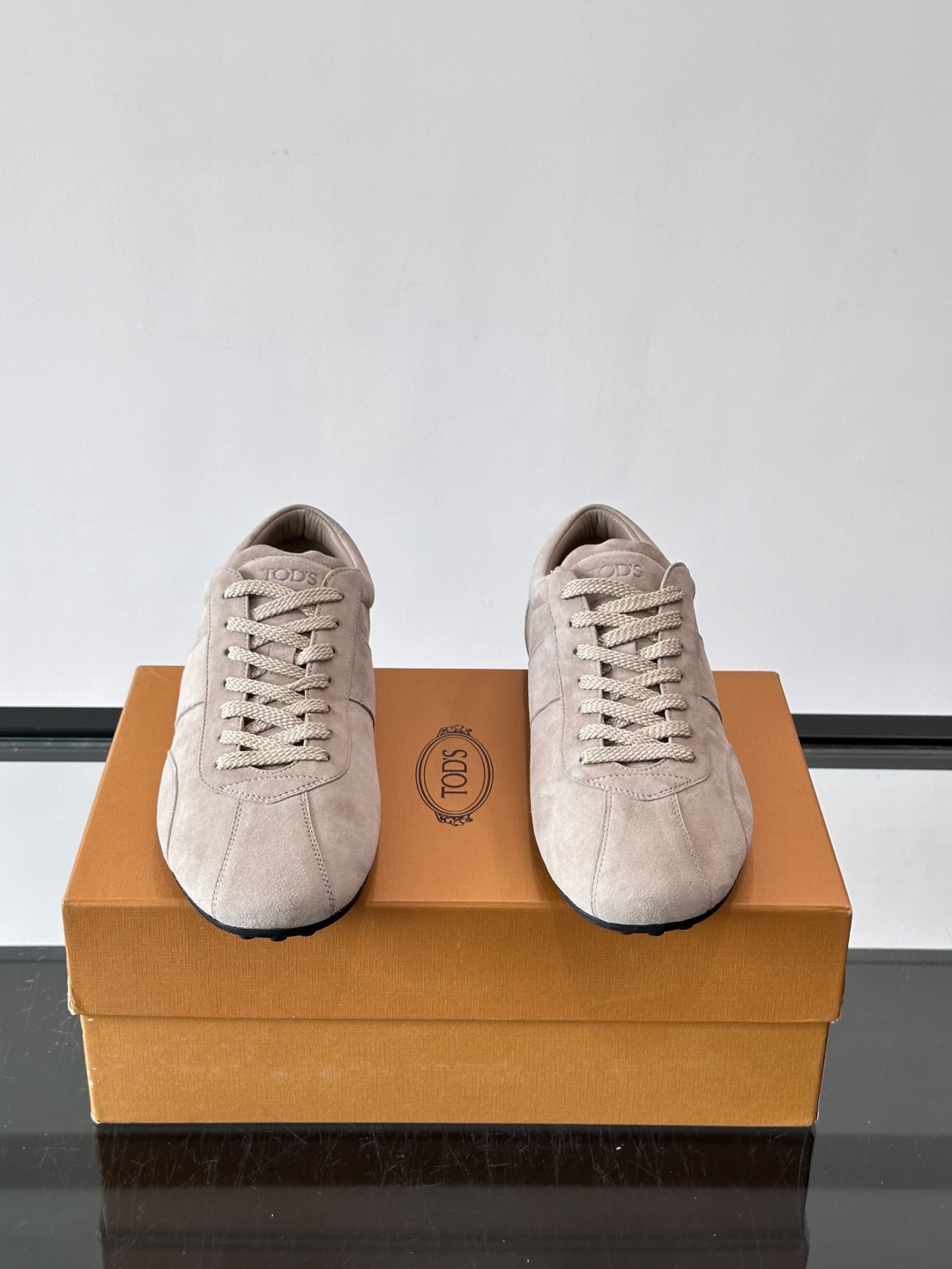 Tod's T-Marathon系列运动休闲鞋从室内足球运动汲取灵感,复古风鞋面以柔软皮革制成,触感如同丝缎般柔软丝滑, Tod's T-Marathon系列运动休闲鞋从室内足球运动汲取灵感,复古风鞋面以柔软皮革制成,触感如同丝缎般柔软丝滑,