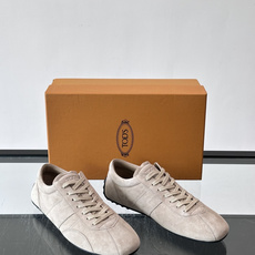 Tod's T-Marathon系列运动休闲鞋从室内足球运动汲取灵感,复古风鞋面以柔软皮革制成,触感如同丝缎般柔软丝滑, Tod's T-Marathon系列运动休闲鞋从室内足球运动汲取灵感,复古风鞋面以柔软皮革制成,触感如同丝缎般柔软丝滑,