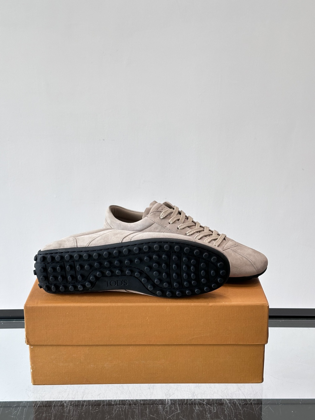 Tod's T-Marathon系列运动休闲鞋从室内足球运动汲取灵感,复古风鞋面以柔软皮革制成,触感如同丝缎般柔软丝滑, Tod's T-Marathon系列运动休闲鞋从室内足球运动汲取灵感,复古风鞋面以柔软皮革制成,触感如同丝缎般柔软丝滑,