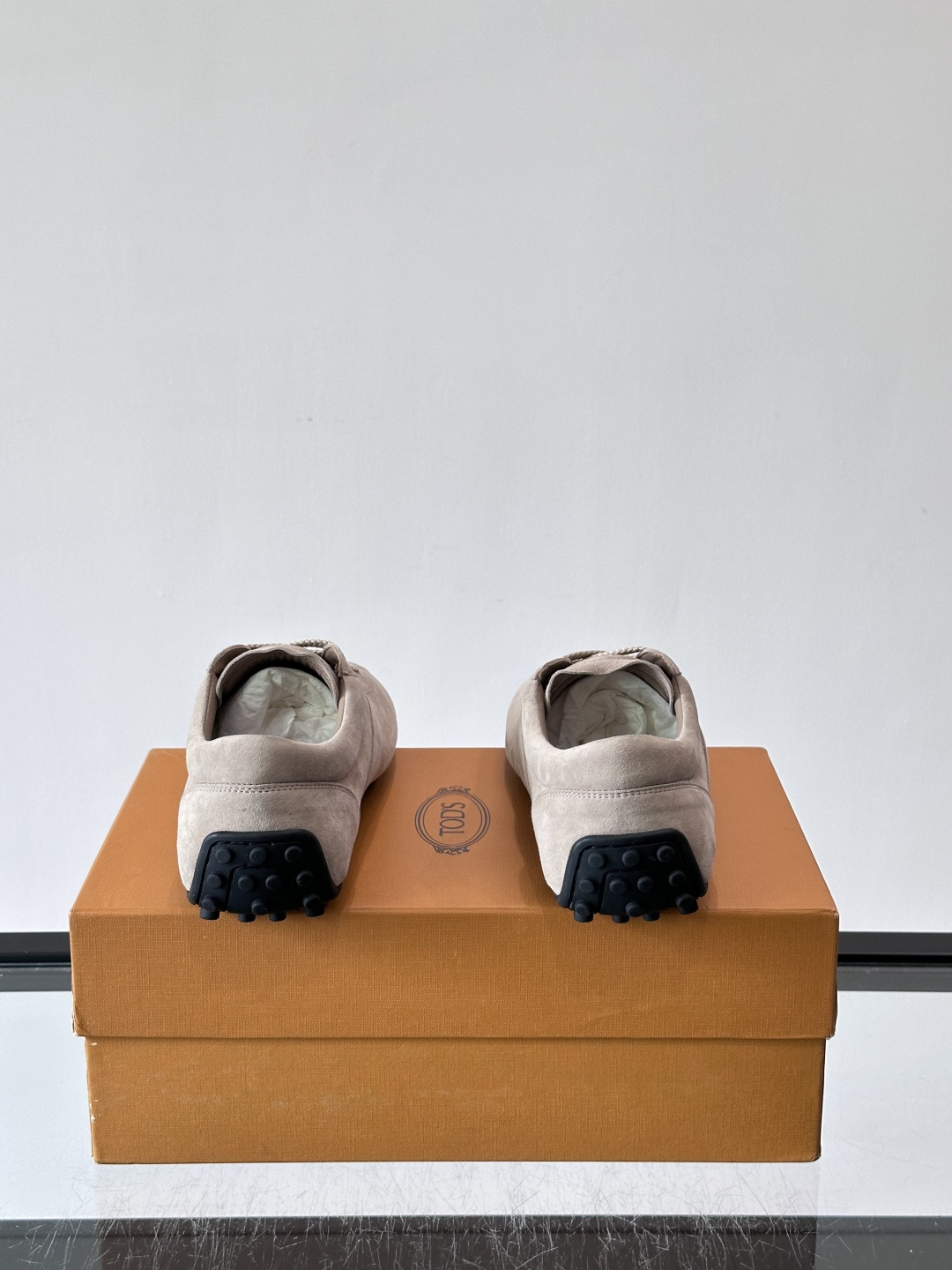 Tod's T-Marathon系列运动休闲鞋从室内足球运动汲取灵感,复古风鞋面以柔软皮革制成,触感如同丝缎般柔软丝滑, Tod's T-Marathon系列运动休闲鞋从室内足球运动汲取灵感,复古风鞋面以柔软皮革制成,触感如同丝缎般柔软丝滑,
