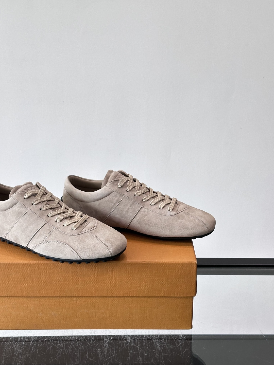 Tod's T-Marathon系列运动休闲鞋从室内足球运动汲取灵感,复古风鞋面以柔软皮革制成,触感如同丝缎般柔软丝滑, Tod's T-Marathon系列运动休闲鞋从室内足球运动汲取灵感,复古风鞋面以柔软皮革制成,触感如同丝缎般柔软丝滑,