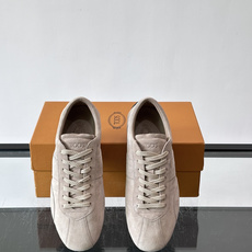 Tod's T-Marathon系列运动休闲鞋从室内足球运动汲取灵感,复古风鞋面以柔软皮革制成,触感如同丝缎般柔软丝滑, Tod's T-Marathon系列运动休闲鞋从室内足球运动汲取灵感,复古风鞋面以柔软皮革制成,触感如同丝缎般柔软丝滑,