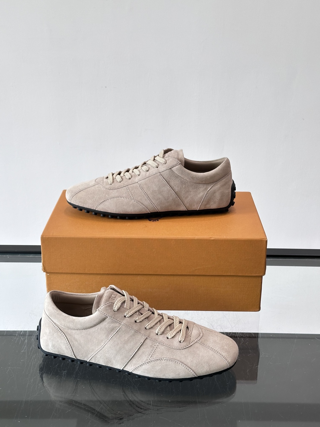 Tod's T-Marathon系列运动休闲鞋从室内足球运动汲取灵感,复古风鞋面以柔软皮革制成,触感如同丝缎般柔软丝滑, Tod's T-Marathon系列运动休闲鞋从室内足球运动汲取灵感,复古风鞋面以柔软皮革制成,触感如同丝缎般柔软丝滑,