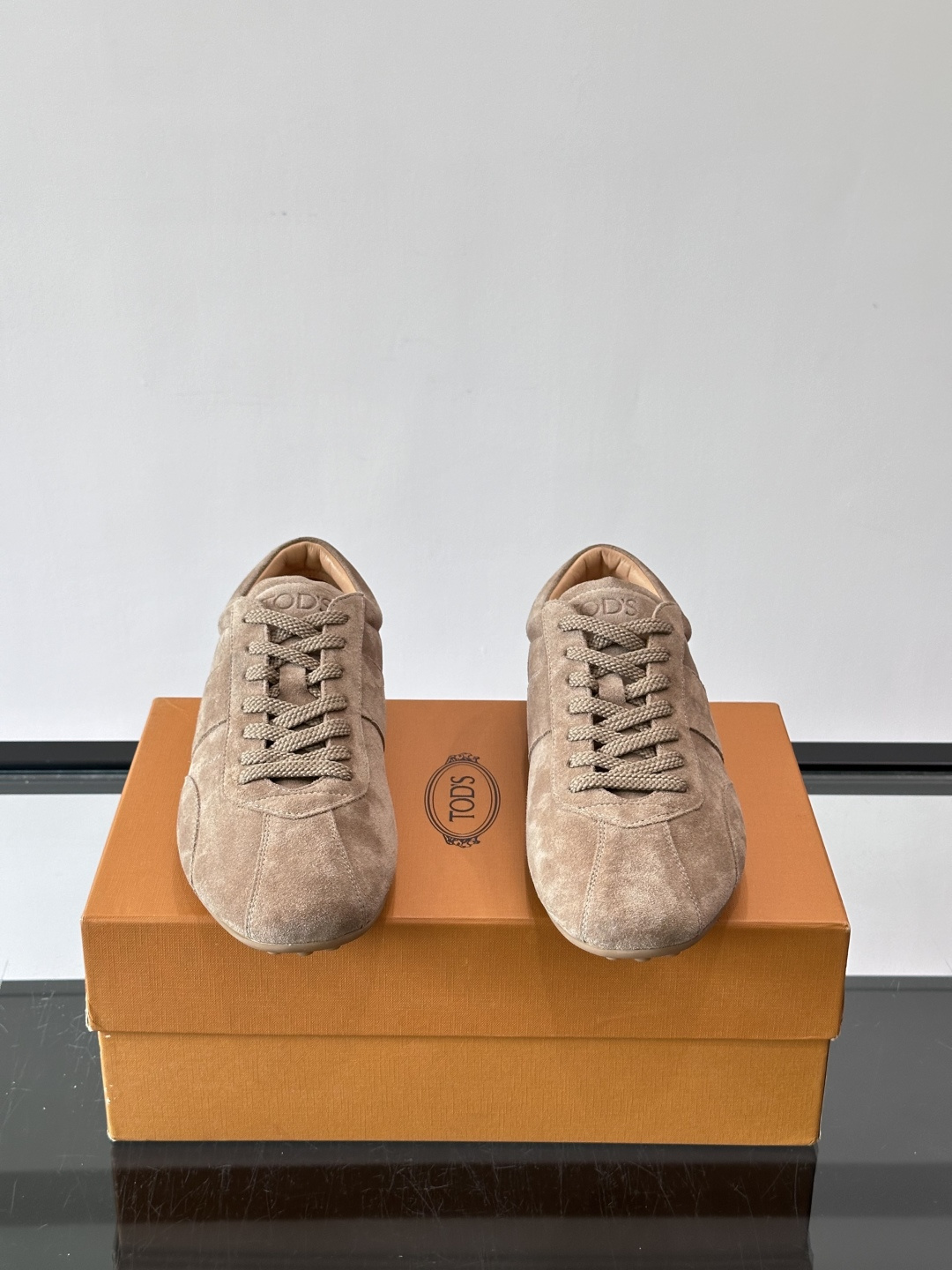 Tod's T-Marathon系列运动休闲鞋从室内足球运动汲取灵感，复古风鞋面以柔软皮革制成，触感如同丝缎般柔软丝滑，