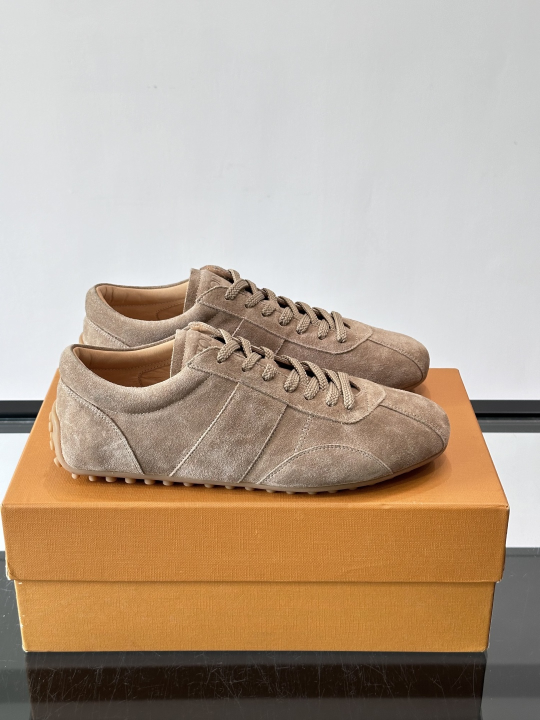 Tod's T-Marathon系列运动休闲鞋从室内足球运动汲取灵感,复古风鞋面以柔软皮革制成,触感如同丝缎般柔软丝滑, Tod's T-Marathon系列运动休闲鞋从室内足球运动汲取灵感,复古风鞋面以柔软皮革制成,触感如同丝缎般柔软丝滑,