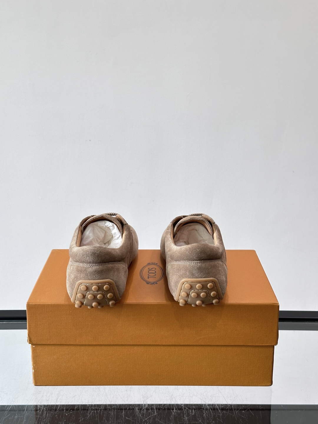 Tod's T-Marathon系列运动休闲鞋从室内足球运动汲取灵感，复古风鞋面以柔软皮革制成，触感如同丝缎般柔软丝滑，