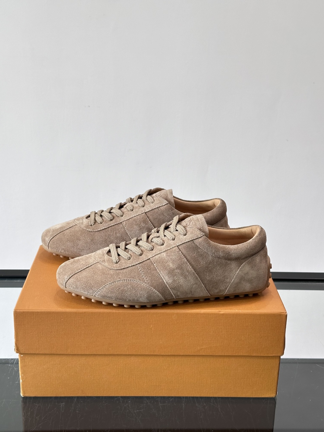 Tod's T-Marathon系列运动休闲鞋从室内足球运动汲取灵感，复古风鞋面以柔软皮革制成，触感如同丝缎般柔软丝滑，