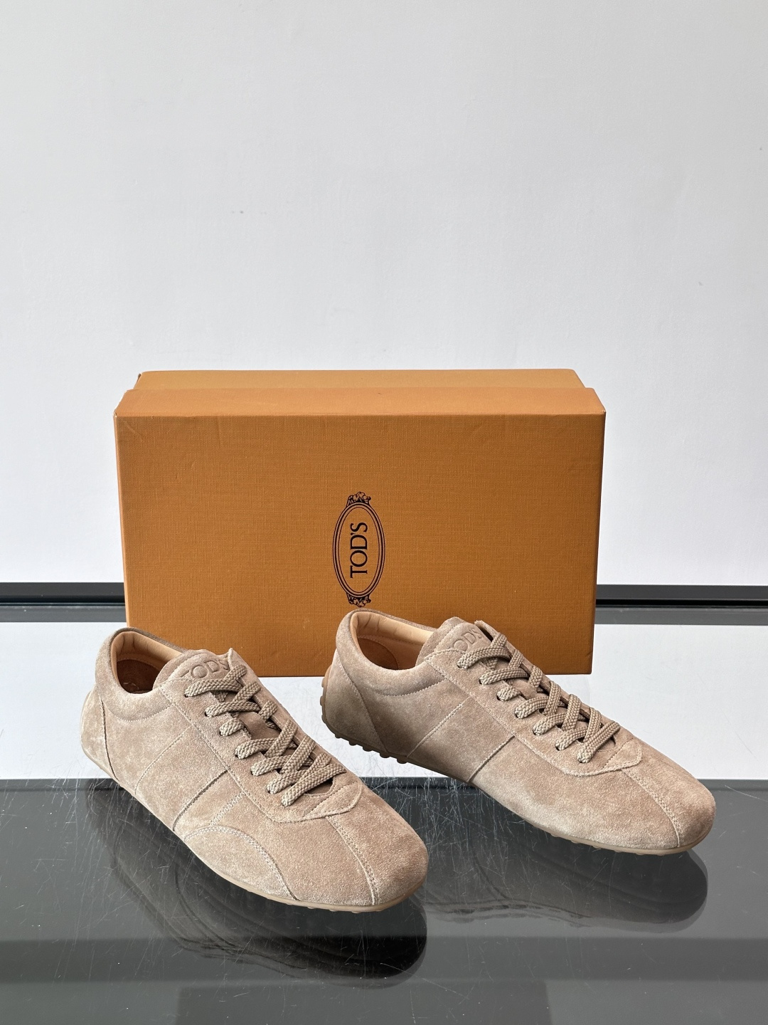 Tod's T-Marathon系列运动休闲鞋从室内足球运动汲取灵感，复古风鞋面以柔软皮革制成，触感如同丝缎般柔软丝滑，