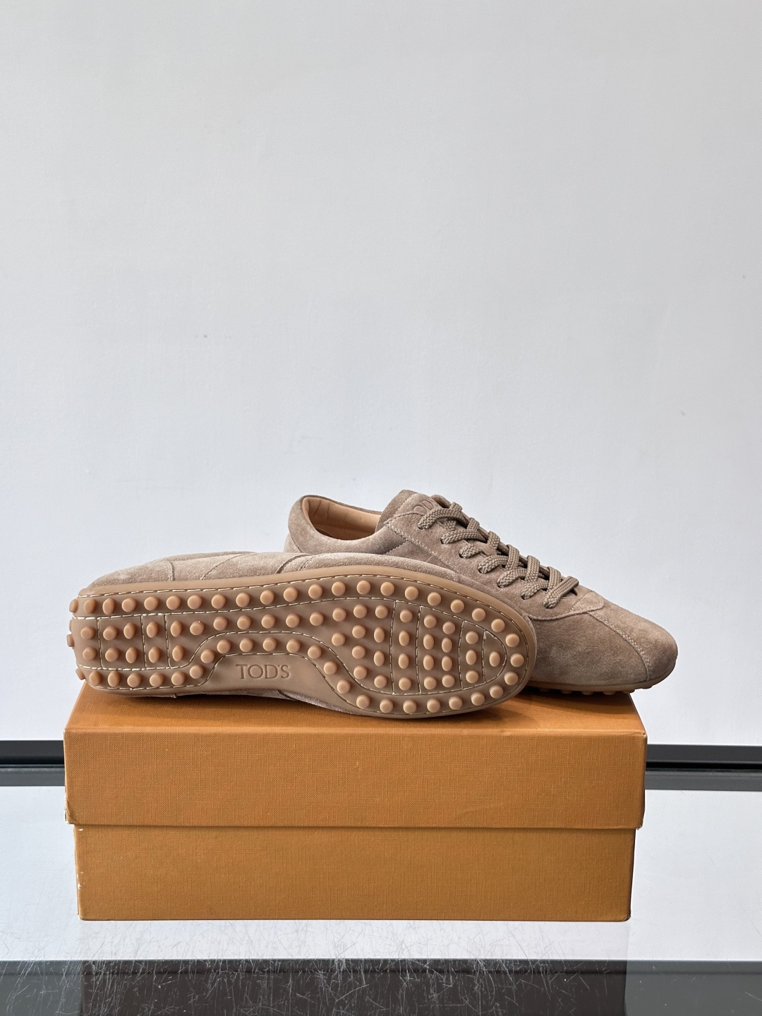 Tod's T-Marathon系列运动休闲鞋从室内足球运动汲取灵感，复古风鞋面以柔软皮革制成，触感如同丝缎般柔软丝滑，