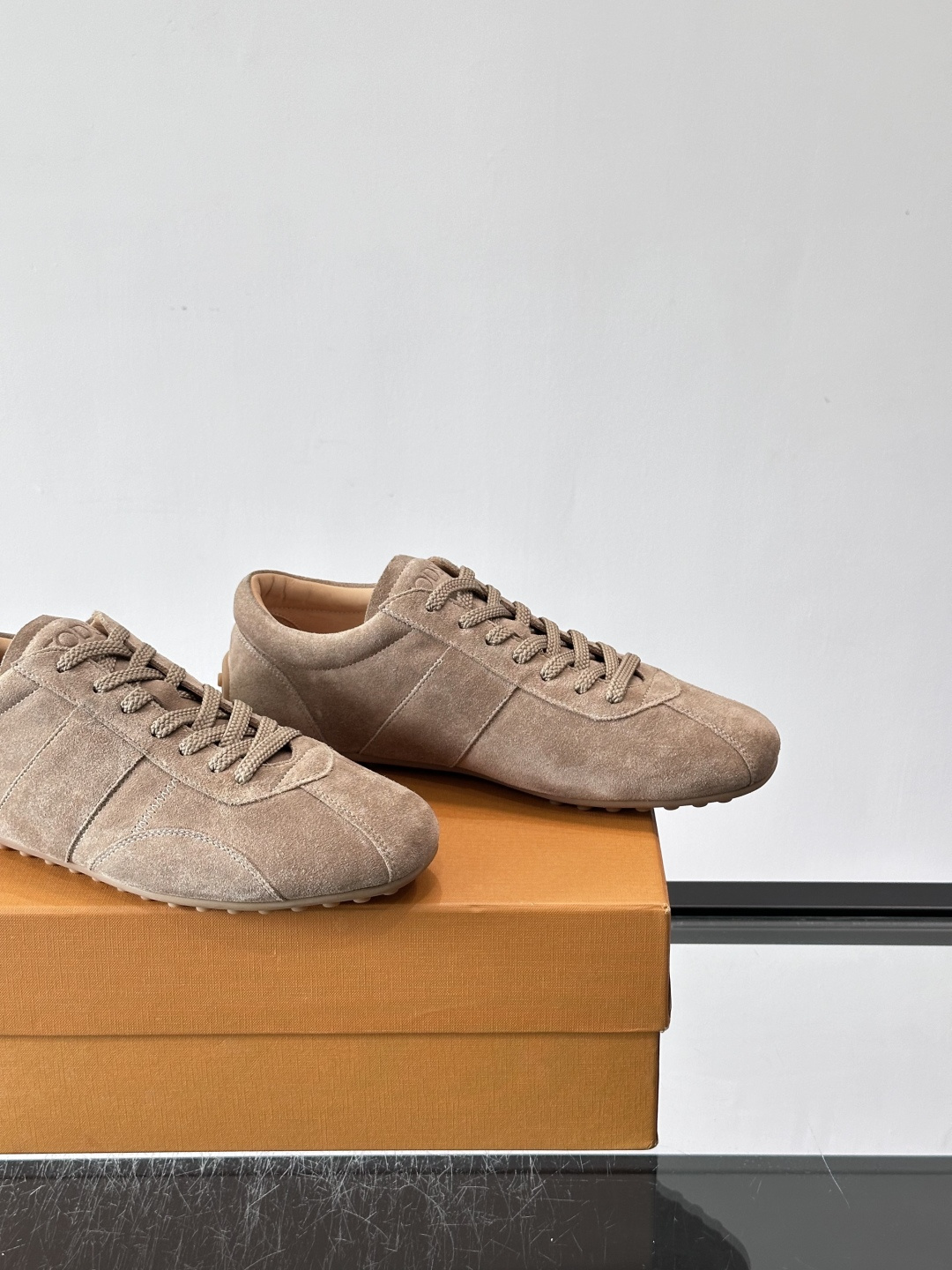 Tod's T-Marathon系列运动休闲鞋从室内足球运动汲取灵感，复古风鞋面以柔软皮革制成，触感如同丝缎般柔软丝滑，