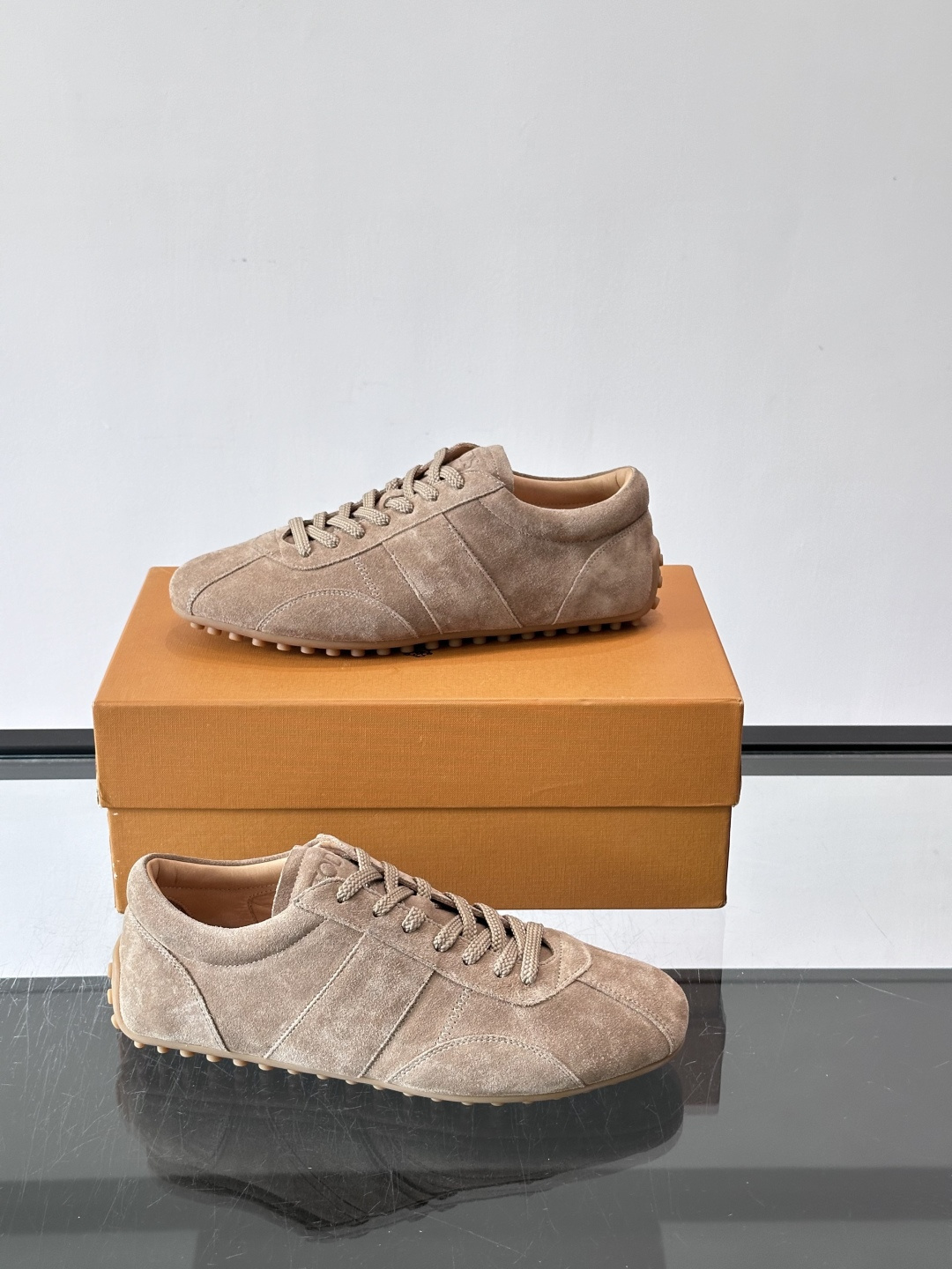Tod's T-Marathon系列运动休闲鞋从室内足球运动汲取灵感，复古风鞋面以柔软皮革制成，触感如同丝缎般柔软丝滑，