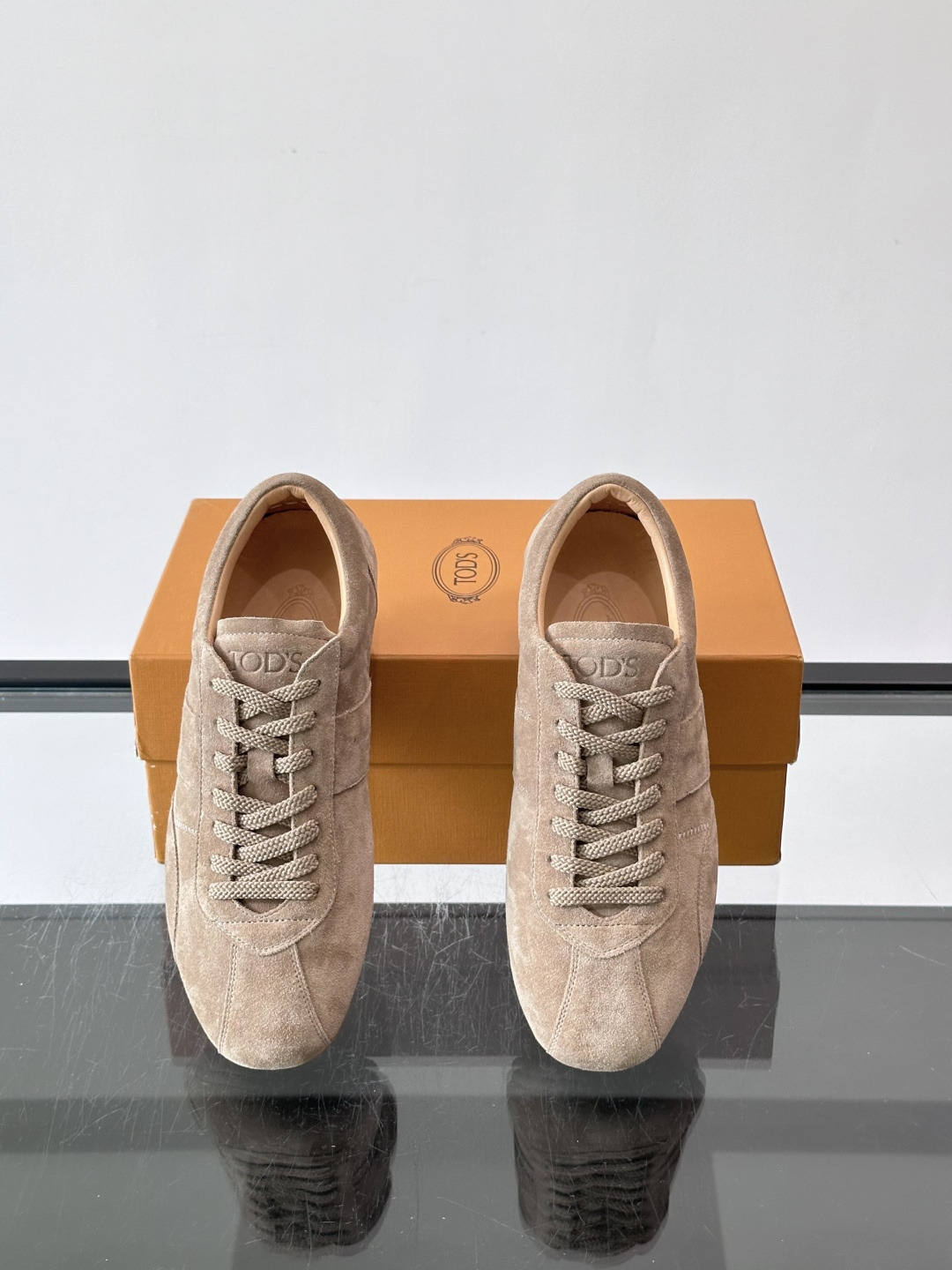 Tod's T-Marathon系列运动休闲鞋从室内足球运动汲取灵感，复古风鞋面以柔软皮革制成，触感如同丝缎般柔软丝滑，