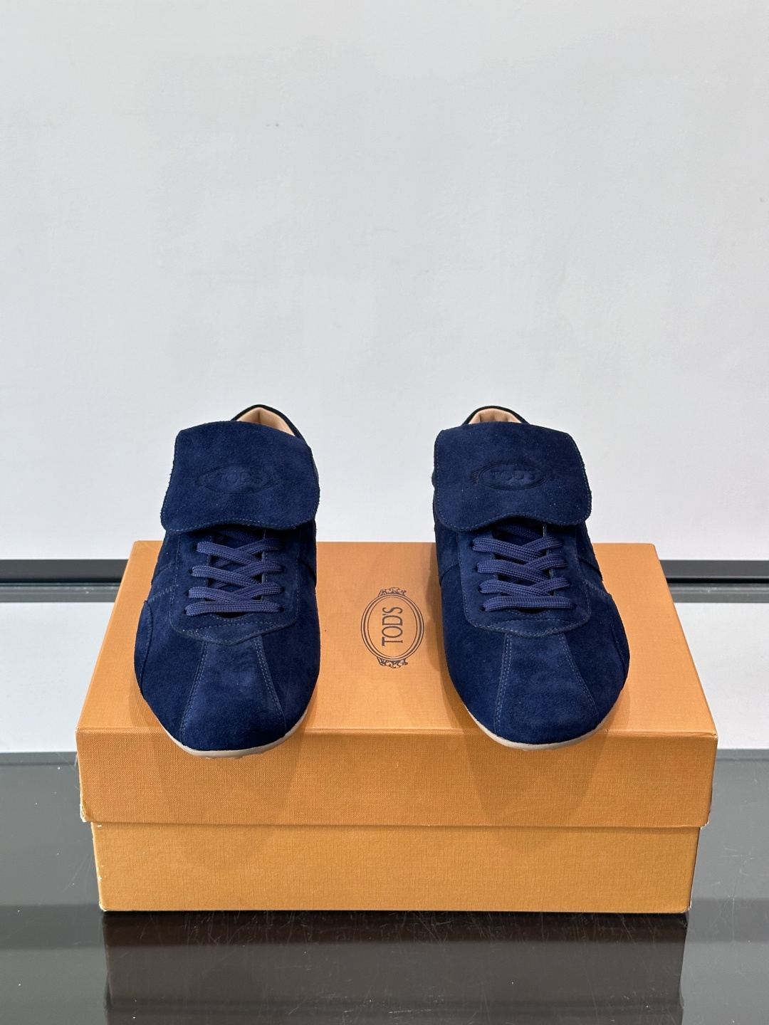 Tod's T-Marathon系列运动休闲鞋从室内足球运动汲取灵感，复古风鞋面以柔软皮革制成，触感如同丝缎般柔软丝滑，