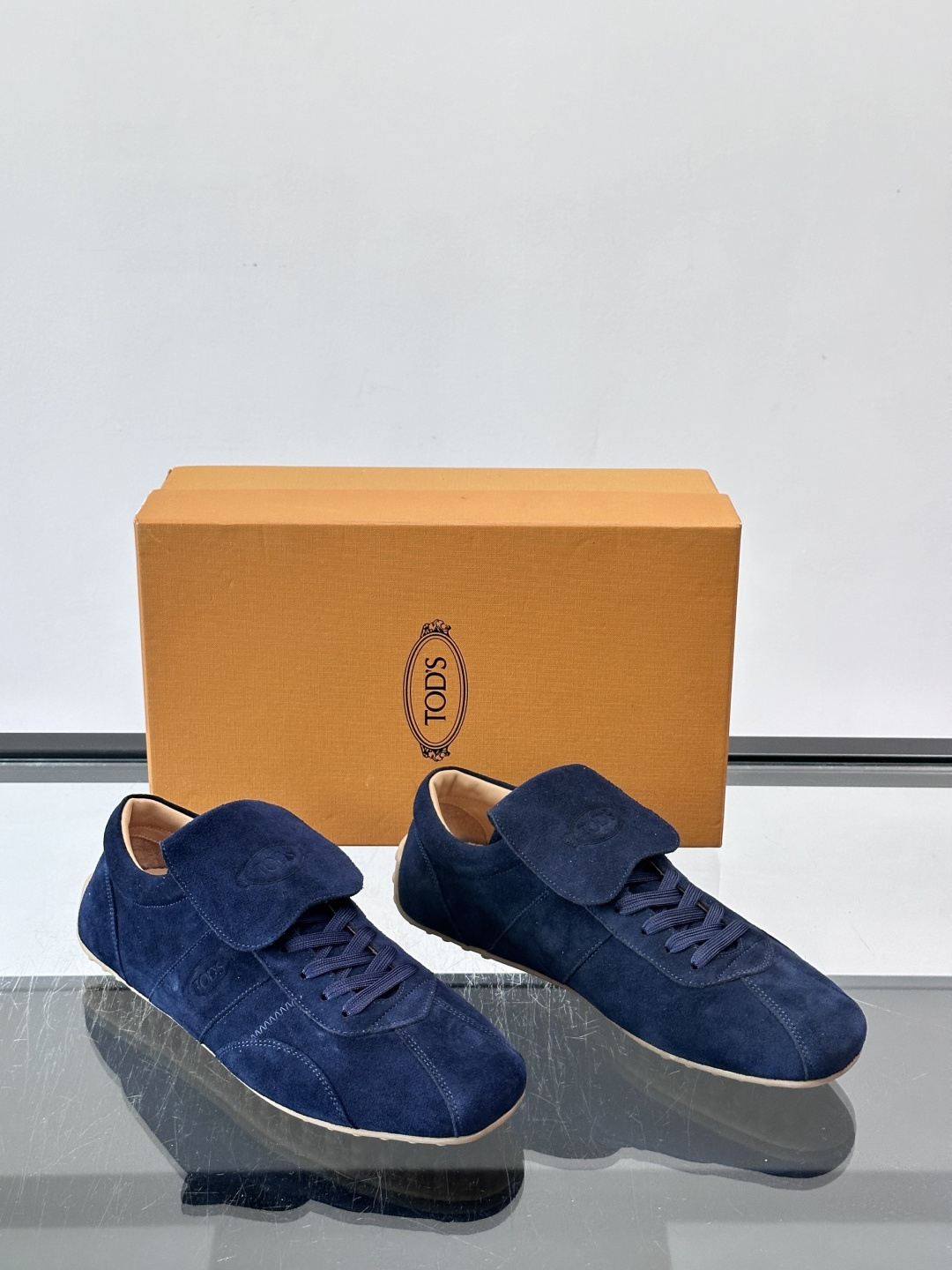 Tod's T-Marathon系列运动休闲鞋从室内足球运动汲取灵感，复古风鞋面以柔软皮革制成，触感如同丝缎般柔软丝滑，