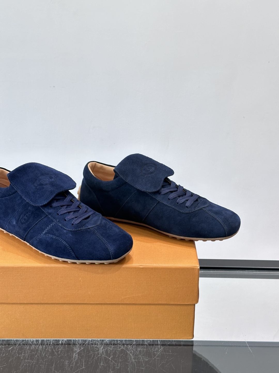 Tod's T-Marathon系列运动休闲鞋从室内足球运动汲取灵感，复古风鞋面以柔软皮革制成，触感如同丝缎般柔软丝滑，