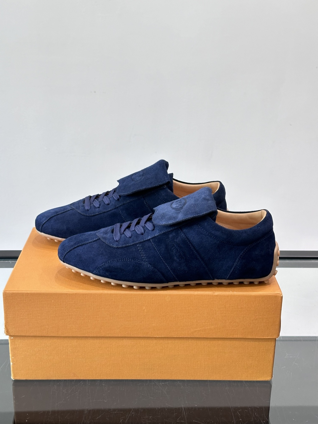 Tod's T-Marathon系列运动休闲鞋从室内足球运动汲取灵感，复古风鞋面以柔软皮革制成，触感如同丝缎般柔软丝滑，