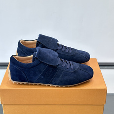 Tod's T-Marathon系列运动休闲鞋从室内足球运动汲取灵感,复古风鞋面以柔软皮革制成,触感如同丝缎般柔软丝滑, Tod's T-Marathon系列运动休闲鞋从室内足球运动汲取灵感,复古风鞋面以柔软皮革制成,触感如同丝缎般柔软丝滑,