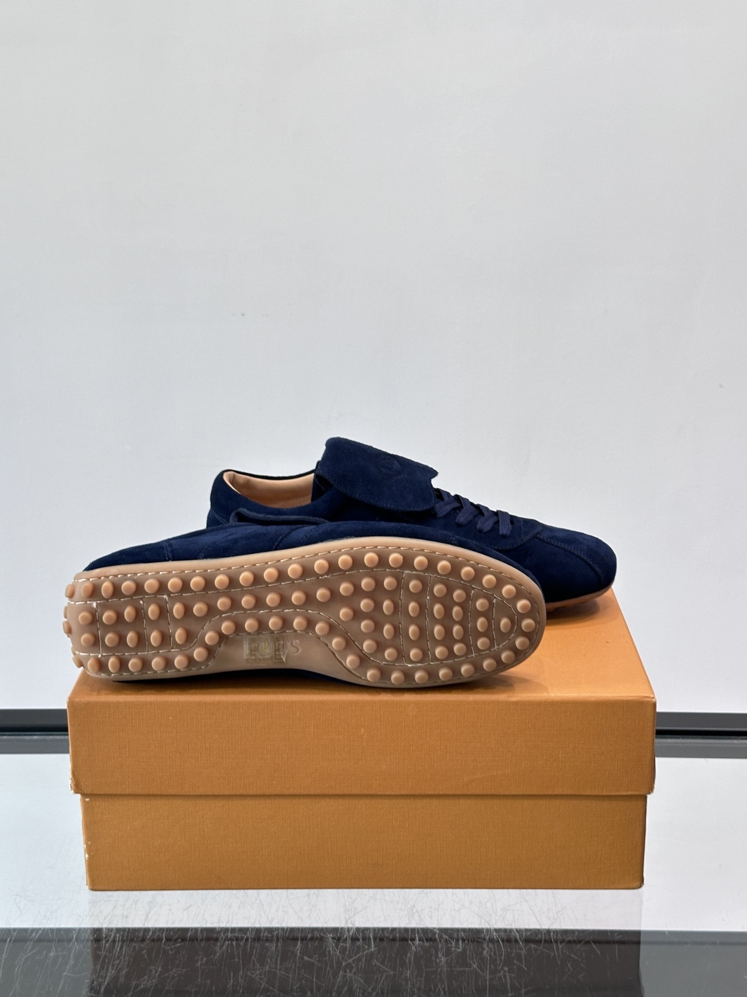 Tod's T-Marathon系列运动休闲鞋从室内足球运动汲取灵感，复古风鞋面以柔软皮革制成，触感如同丝缎般柔软丝滑，