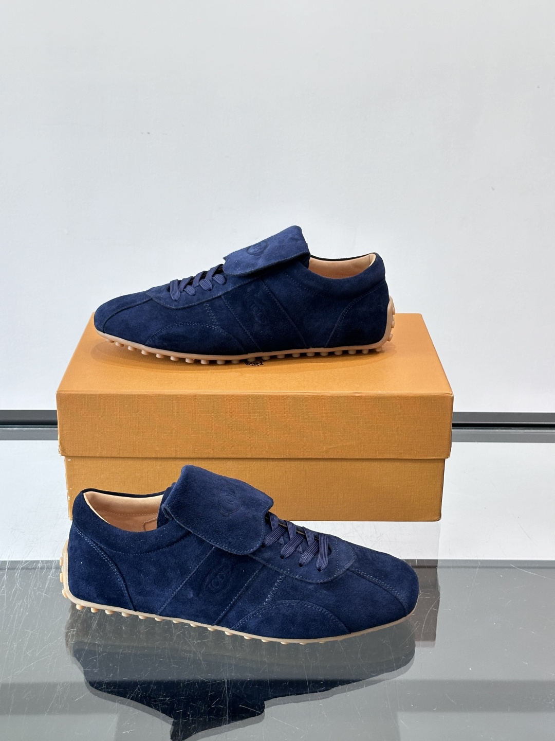 Tod's T-Marathon系列运动休闲鞋从室内足球运动汲取灵感，复古风鞋面以柔软皮革制成，触感如同丝缎般柔软丝滑，