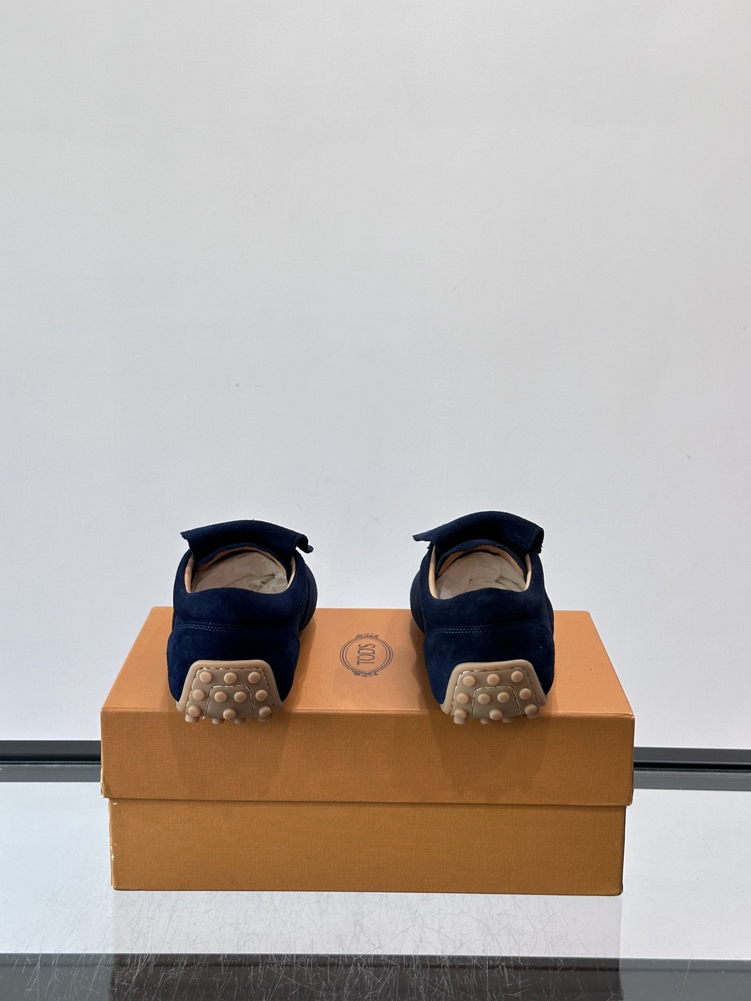 Tod's T-Marathon系列运动休闲鞋从室内足球运动汲取灵感，复古风鞋面以柔软皮革制成，触感如同丝缎般柔软丝滑，
