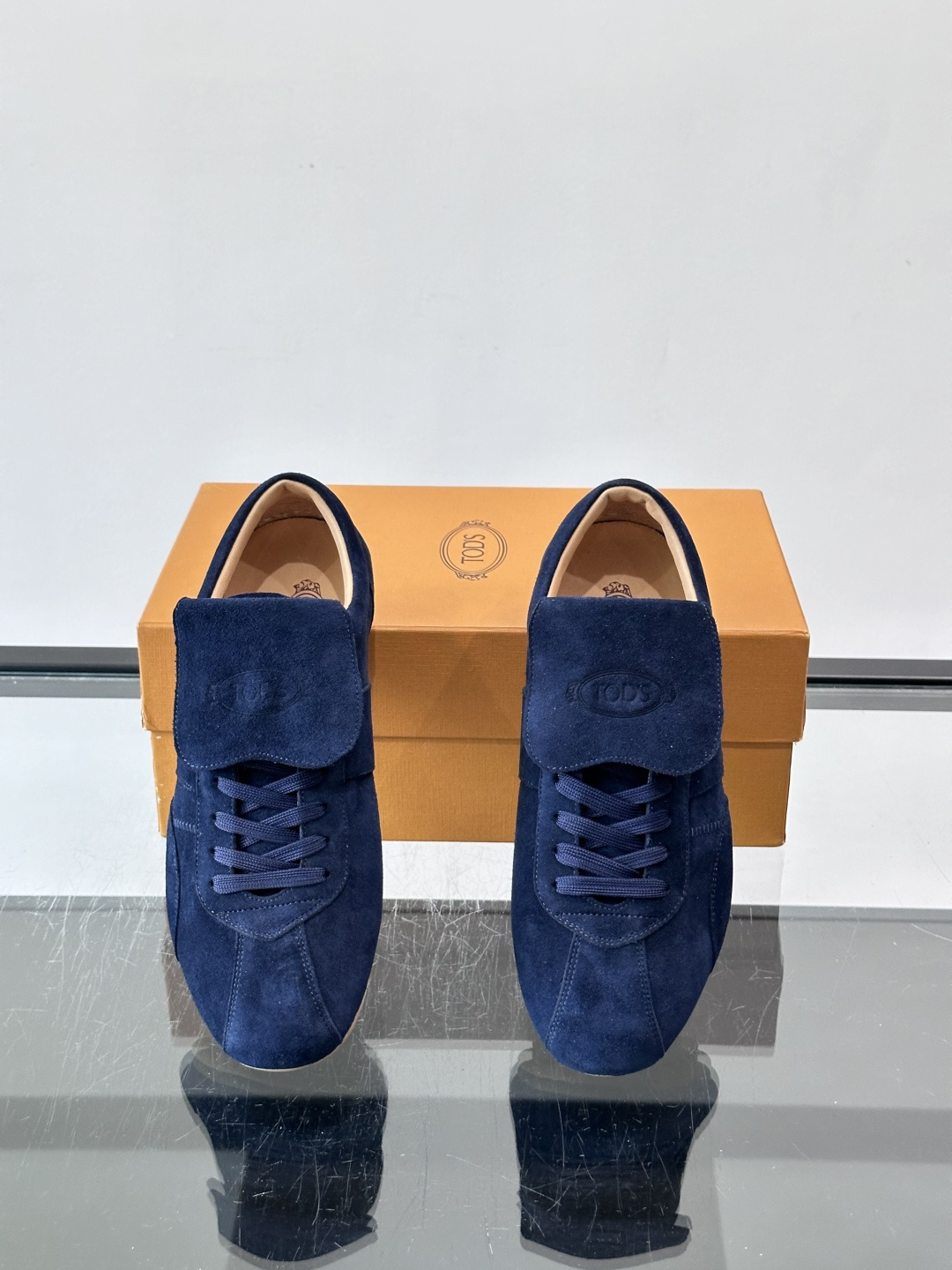 Tod's T-Marathon系列运动休闲鞋从室内足球运动汲取灵感，复古风鞋面以柔软皮革制成，触感如同丝缎般柔软丝滑，