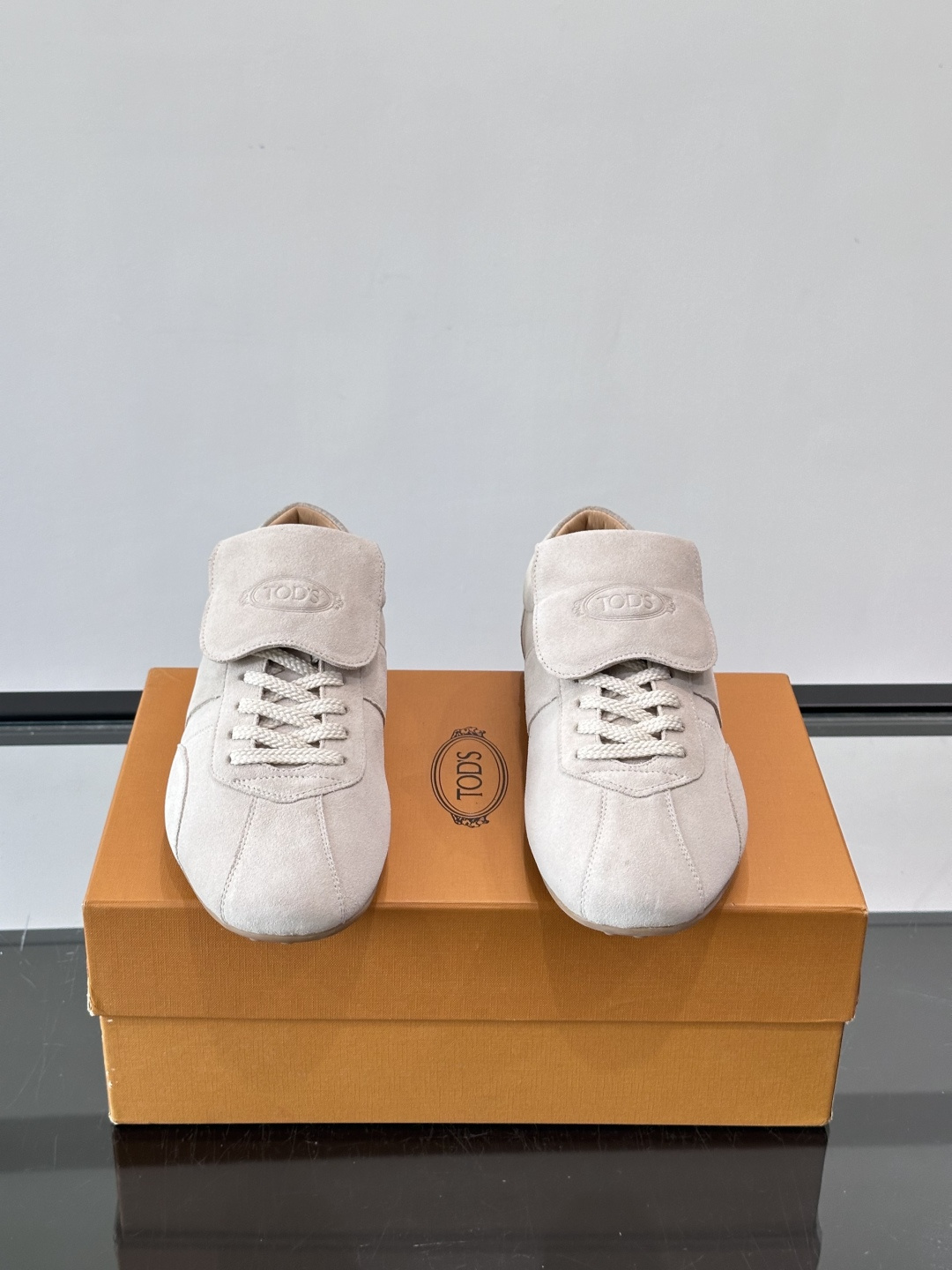 Tod's T-Marathon系列运动休闲鞋从室内足球运动汲取灵感，复古风鞋面以柔软皮革制成，触感如同丝缎般柔软丝滑，