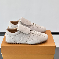 Tod's T-Marathon系列运动休闲鞋从室内足球运动汲取灵感,复古风鞋面以柔软皮革制成,触感如同丝缎般柔软丝滑, Tod's T-Marathon系列运动休闲鞋从室内足球运动汲取灵感,复古风鞋面以柔软皮革制成,触感如同丝缎般柔软丝滑,