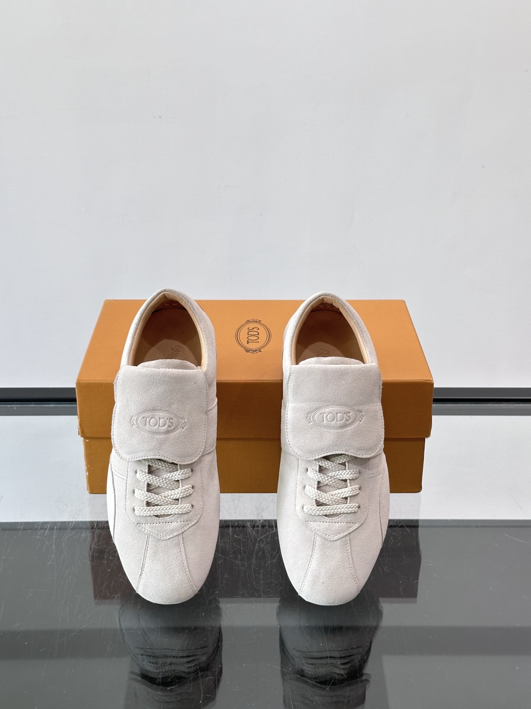Tod's T-Marathon系列运动休闲鞋从室内足球运动汲取灵感，复古风鞋面以柔软皮革制成，触感如同丝缎般柔软丝滑，